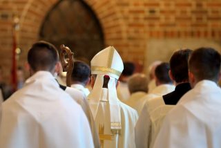 Jorge Costadoat, sj.: "Cardenal Ezzati escucha la voz del pueblo"