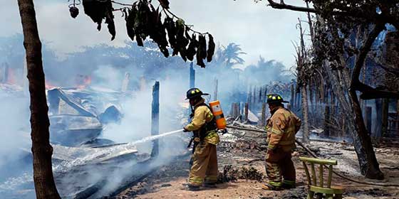 Roat&aacute;n: Un incendio destruye el centro tur&iacute;stico Little French Key
