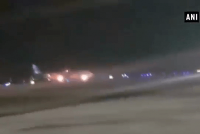 Este avión aterriza envuelto en llamas con 145 pasajeros a bordo en la India