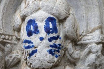 Esta escultura de la fachada de Praterías de la Catedral de Santiago amanece pintada con bigotes