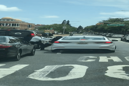 Esta es la maniobra que usó este conductor para escapar de un robo en un semáforo