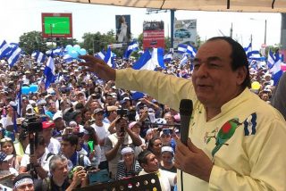 Carlos Mej&iacute;a Godoy sale al exilio debido a la persecuci&oacute;n del r&eacute;gimen de Ortega