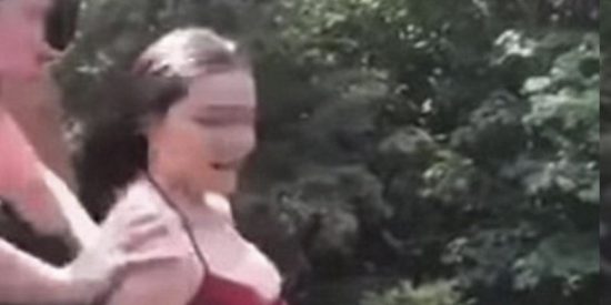 El espeluznante momento en que una adolescente es empujada desde un puente al precipicio