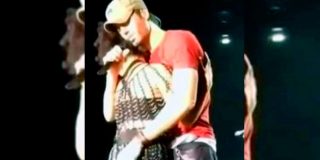 Enrique Iglesias 'crucificado' por la lasciva forma en que manoseo a una de sus coristas