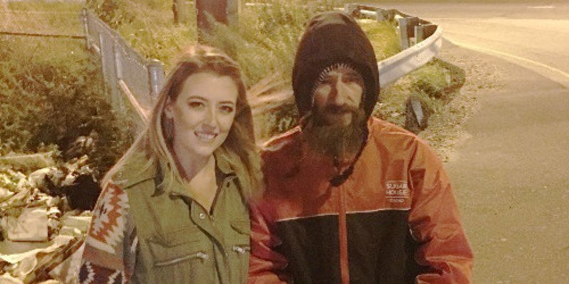 Recauda 400.000 d&oacute;lares para el vagabundo que la ayud&oacute; y ahora se niega a darle la pasta