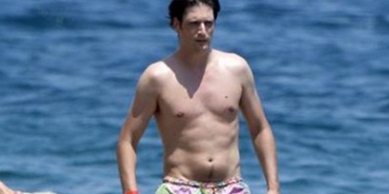 Luis Medina luce su cuerpo fofo en las aguas de Mallorca