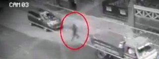 El escalofriante momento en que un peat&oacute;n 'fantasma' cruza la carretera entre coches