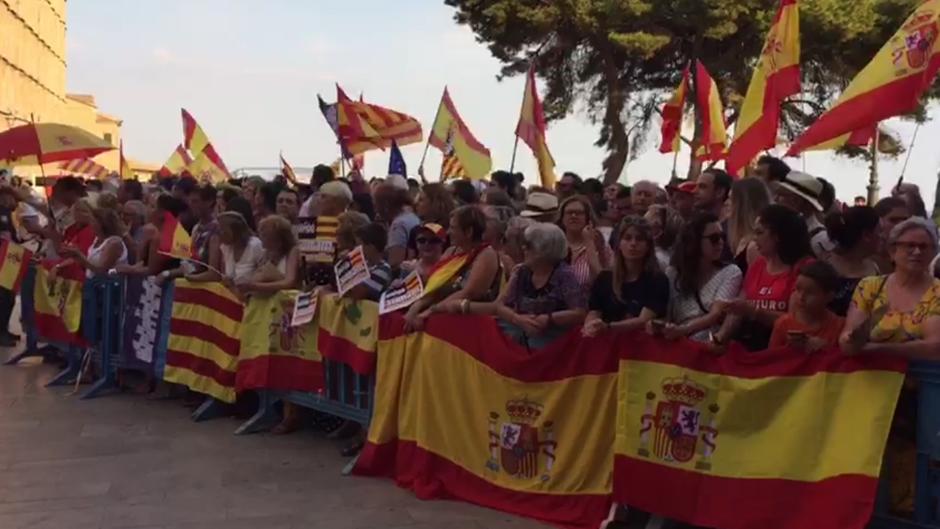 Un millar de espa&ntilde;oles 'corre' a 50 golpistas al grito de "&iexcl;Felipe, tranquilo, Mallorca est&aacute; contigo!"