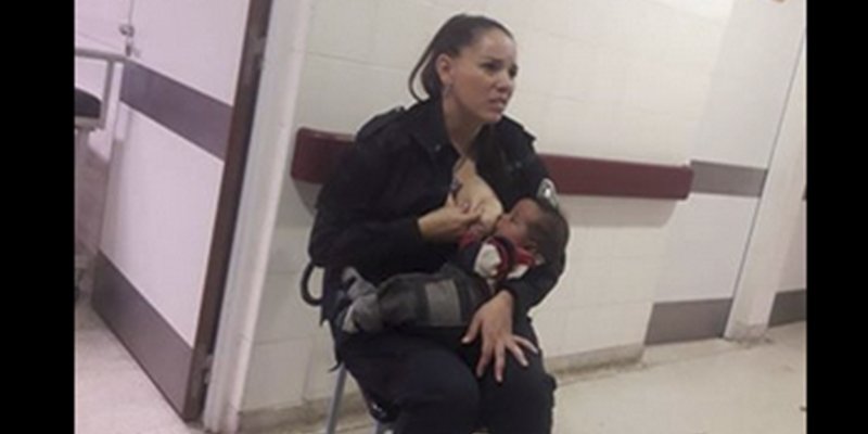 Esta imagen de una polic&iacute;a amamantando a un beb&eacute; cuando estaba de servicio se ha hecho viral
