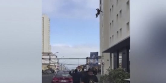 &iquest;Suicidio o asesinato: El instante en que un hombre salta de la ventana de un hotel y muere reventado