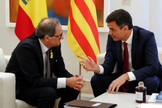 Pedro S&aacute;nchez se baja los pantalones y mantiene la reuni&oacute;n bilateral tras el ataque de Torra al Rey de Espa&ntilde;a