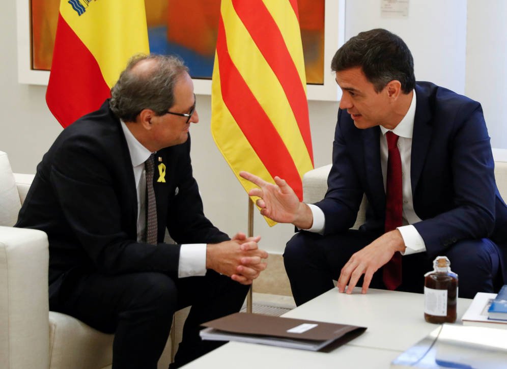 Pedro S&aacute;nchez se baja los pantalones y mantiene la reuni&oacute;n bilateral tras el ataque de Torra al Rey de Espa&ntilde;a