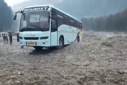 Este autob&uacute;s es arrastrado por la corriente de un r&iacute;o desbordado