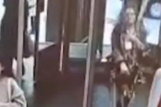 Esta chica rompe una puerta de cristal por distraerse con su tel&eacute;fono mientras caminaba