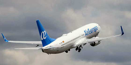 Air Europa se suma al World Cleanup Day con la limpieza de una zona costera de Mallorca