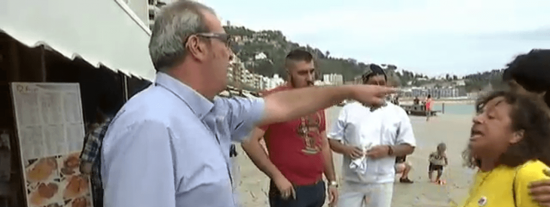 As&iacute; se las gastan los violentos separatas cuando les tiran sus lazos amarillos: "Cerdo, vete a tu puta Espa&ntilde;a"