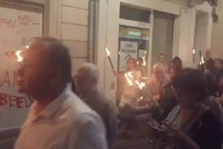 La marcha de los zombis 'catanazis' con antorchas tras llamar Torra a la insurrecci&oacute;n