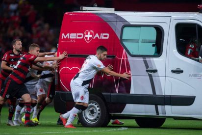 Futbolistas brasileños suspenden el partido para empujar una ambulancia fuera del campo