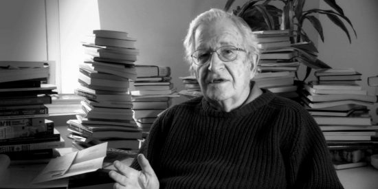 Las redes sociales "matan" a Noam Chomsky y &eacute;ste lo desmiente desde un hospital en Brasil
