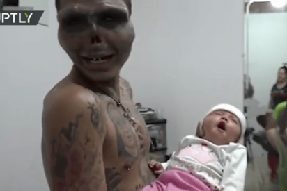 Este tatuador colombiano se corta la nariz y las orejas para parecer una calavera