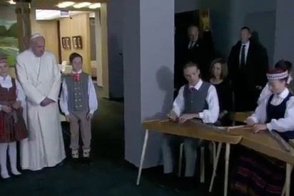 El Papa llega a Letonia, segunda etapa de su viaje por el B&aacute;ltico