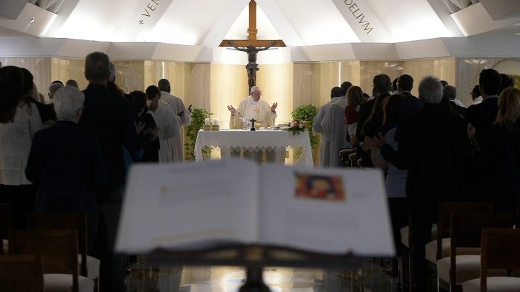 Francisco: "Los cristianos nunca deben entrar en el chisme o en la lógica de los insultos"