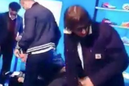 Un sobre misterioso cae del pantal&oacute;n de un conocido cantante y la Red sospecha lo peor