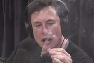 Tesla se desploma en Wall Street tras renunciar uno de sus directivos y aparecer Elon Musk fumando marihuana en la radio