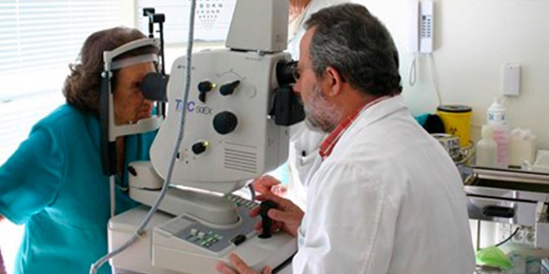 Opticos apuntan que para leer se debe mantener una distancia equivalente a la que existe entre "codo y nudillos"