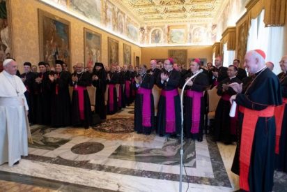 El Papa, a los nuevos obispos: "La Iglesia no es nuestra, es de Dios. Dios estaba antes que nosotros y estar&aacute; despu&eacute;s de nosotros"