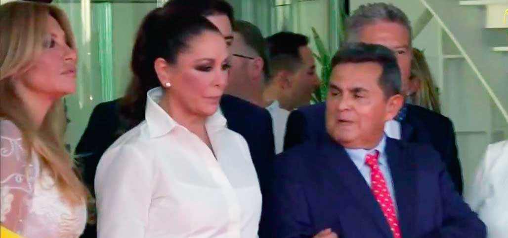 Isabel Pantoja reapareci&oacute; en Valencia, sonri&oacute;, pos&oacute; y 'trinc&oacute;' 160.000 euros