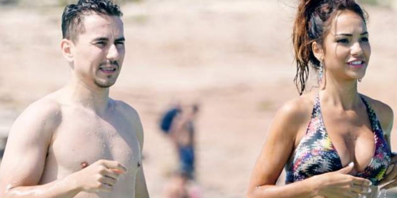 Pillan a Jorge Lorenzo en la playa con su nueva novia