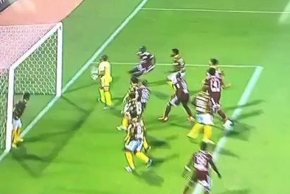 Jugador evita el gol de su propio equipo con esta ins&oacute;lita jugada