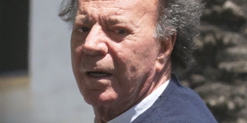 Julio Iglesias tiene 74 a&ntilde;os, 5 hijos, m&aacute;s de 1.000 millones y este es su verdadero estado de salud