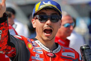 Moto GP: Lorenzo se llev&oacute; por delante a Vi&ntilde;ales, Rossi y Dovizioso