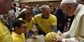 El Papa advierte de que padres y profesores no pueden ser adversarios, sino colaboradores