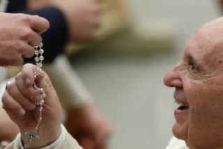 Un d&iacute;a despu&eacute;s del &uacute;ltimo disparate de Vigan&ograve;, el Papa pide rosarios contra los "ataques del diablo"