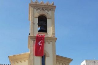 &iexcl;Con la Iglesia hemos topado!: Un p&aacute;rroco catal&aacute;n cuelga del campanario la bandera de los piratas turcos islamistas