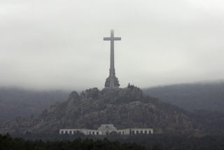 Pedro S&aacute;nchez "no contempla" la demolici&oacute;n de la Cruz del Valle de los Ca&iacute;dos