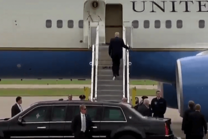 Trump sube al avi&oacute;n con algo pegado a su zapato que parece papel higi&eacute;nico