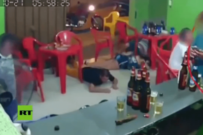 Este hombre no se percata de un atraco armado por estar enviando mensajes en WhatsApp