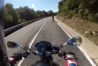 La maniobra de este motorista y un ciclista genera el aplauso un&aacute;nime en Twitter