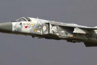 Un caza Su-24M pasa 'rozando' la cabeza de este c&aacute;mara