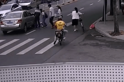 Varios transe&uacute;ntes levantan un coche para liberar a una ni&ntilde;a atropellada