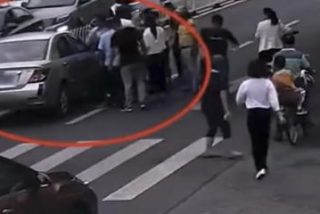 Varios transe&uacute;ntes levantan un coche para liberar a una ni&ntilde;a atropellada
