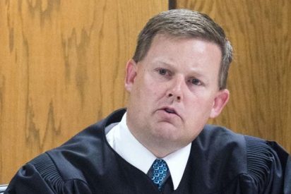 R.W. Buzzard, el 's&uacute;per juez' que persigue y caza a dos criminales que intentaban huir de su juzgado