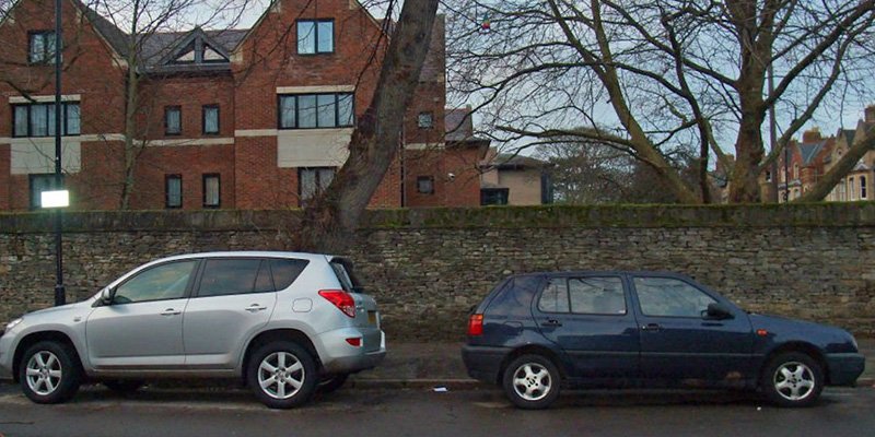 ¿Te pueden multar por aparcar en sentido contrario a la marcha?