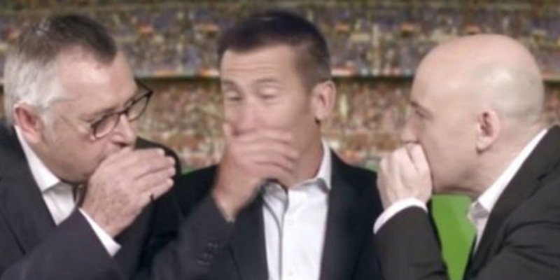 Las redes cargan contra Carlos Mart&iacute;nez, Maldini y Robinson por su descarada inclinaci&oacute;n cul&eacute; en el Valencia-Bar&ccedil;a