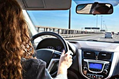 &iexcl;Advertencia de la Guardia Civil! Si vas de copiloto esta postura es peligrosa y te puede costar 100 euros