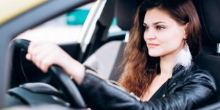 La Guardia Civil alerta sobre algo habitual que no debemos hacer en carretera